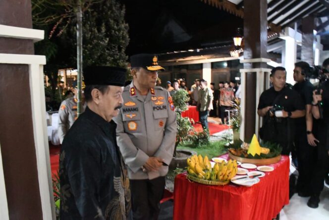 
 Kapolda Jatim Tinjau Pos Pam Aman Suro 2025 di Madiun Pastikan Kesiapan dan Dukungan Personel Pengamanan
