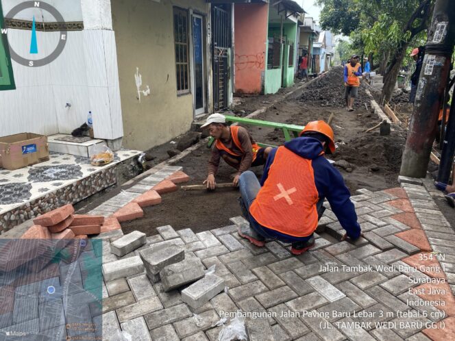
 Pokmas Mbangun Karyo Mengerjakan Pembangunan Paving Disambut Gembira Oleh Warga RT 01 Tambak Wedi