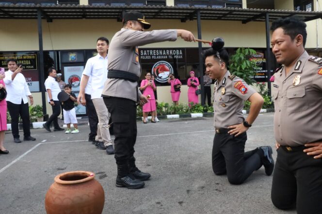 
 Kapolres Pelabuhan Tanjung Perak Pimpin Upacara Kenaikan Pangkat 47 Personil