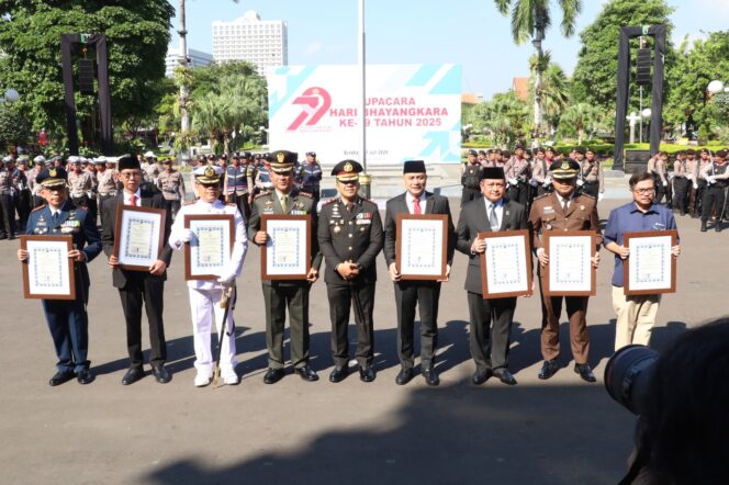 
 Kapolres Pelabuhan Tanjung Perak Ikuti Peringatan HUT Bhayangkara ke-79 di Balai Kota Surabaya