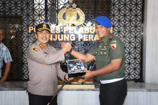 
 Wujud Sinergitas, Polres Pelabuhan Tanjung Perak Diserbu Kejutan HUT Bhayangkara ke-79 dari Tiga Satuan TNI