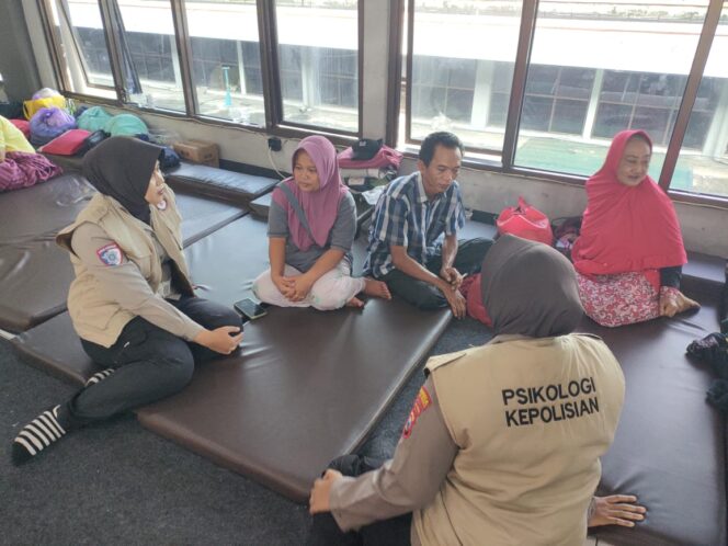
 Polresta Banyuwangi Libatkan Tim Psikolog Dampingi Keluarga Korban KMP Tunu Pratama Jaya