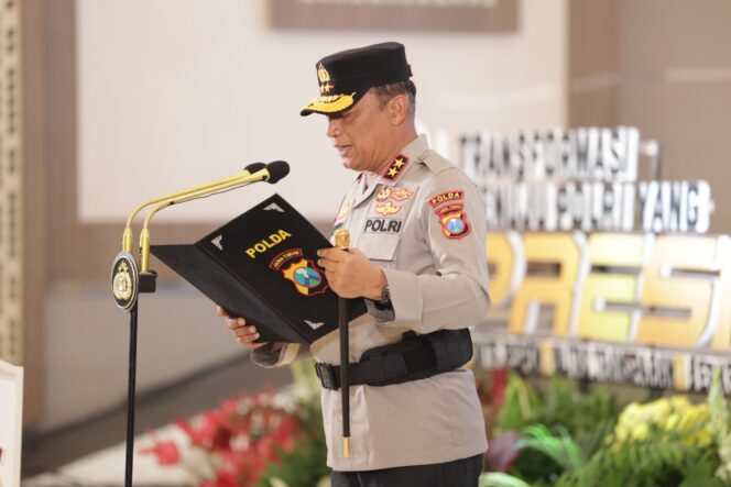 
 Kapolda Jatim Pimpin Sertijab Dirreskrimum dan Kapolres, Tegaskan Profesionalisme dan Sinergi Jadi Kunci Hadapi Tantangan