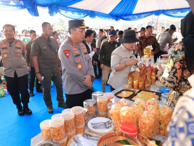 
 Kapolri Tegaskan Komitmen Polri Dukung Ketahanan Pangan Lewat Penanaman Jagung Serentak di Grobogan