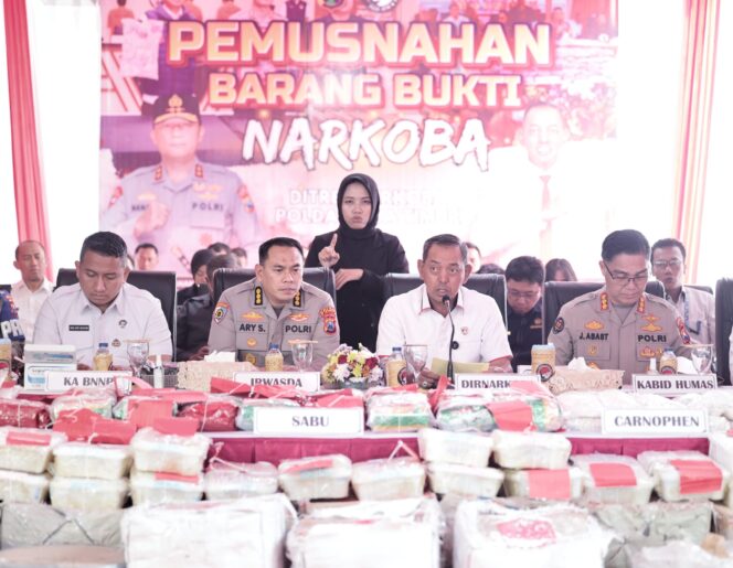 
 Polda Jatim Tegaskan Perang Terhadap Narkoba: 5,7 Juta Butir Narkotika Dimusnahkan, 3.022 Kasus Diungkap