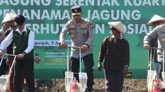 
 Kapolda Jatim Pimpin Penanaman Jagung Serentak di Nganjuk, Dukung Target Nasional 10 Juta Ton