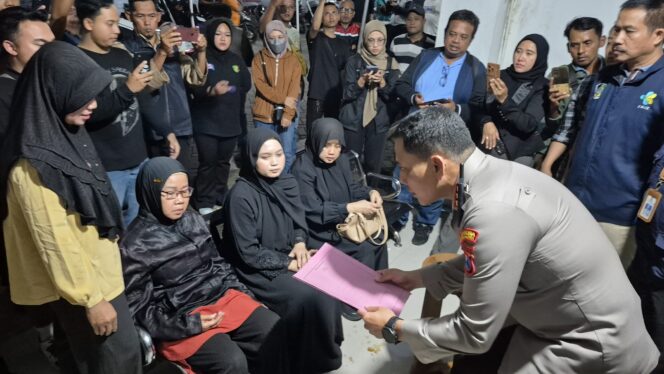 
 Kapolresta Banyuwangi Serahkan Korban KMP Tunu Pratama Jaya Asal Malaysia kepada Keluarga untuk Dimakamkan