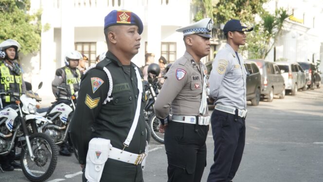 
 Disiplin Berlalu Lintas, Kunci Menuju Indonesia Emas: Polrestabes Surabaya Gelar Operasi Patuh Semeru 2025