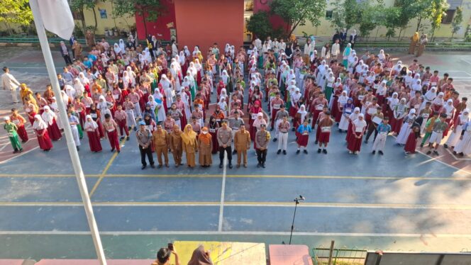 
 Cegah Kenakalan Remaja, Kapolsek Asemrowo Ingatkan Pelajar Patuhi Jam Malam dan Stop Bullying