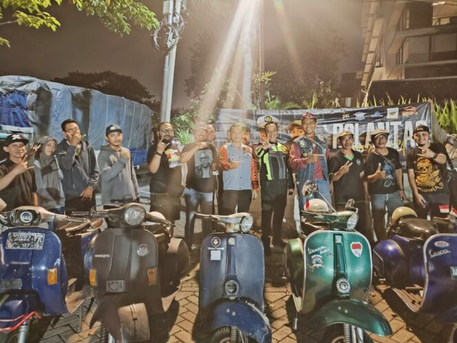 
 Cangkrukan Satlantas Polres Tanjung Perak Bersama Komunitas Vespa, Pererat Hubungan dan Sosialisasi Operasi Patuh Semeru 2025