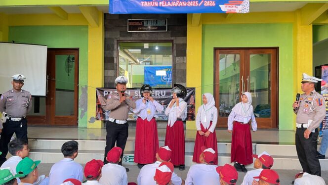 
 Operasi Patuh Semeru 2025, Polres Mojokerto Edukasi Pelajar Tertib Lalin dan Berbagi Helm Gratis
