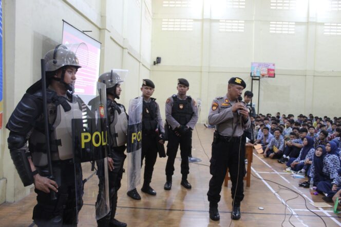 
 Bukan Sekadar MPLS: Polrestabes Surabaya Bekali Siswa SMK Rajasa dengan Edukasi Anti-Gangster dan Kenakalan Remaja