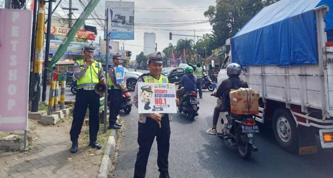 
 Operasi Patuh Semeru 2025 Polres Malang Sapa Pengendara, Sosialisasikan Kamseltibcarlantas