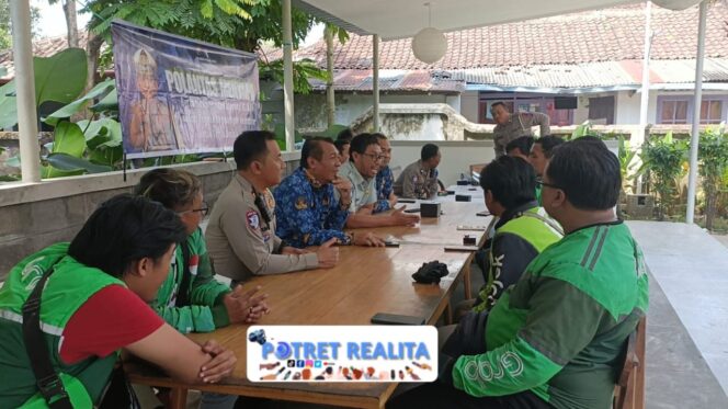 
 Polantas Menyapa : Polres Bondowoso Beri Edukasi Komunitas Ojol di Operasi Patuh Semeru 2025