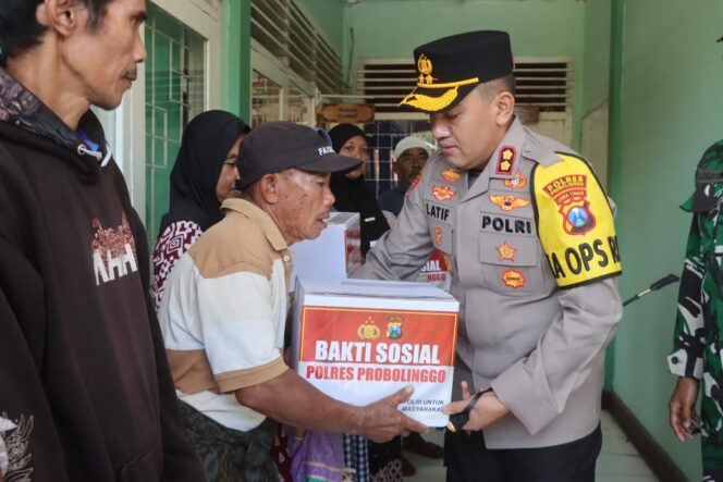 
 Kapolres Probolinggo Serahkan Bantuan Untuk Warga Terdampak Gempa di Tiris