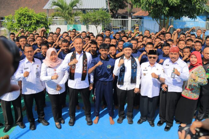 
 Dampingi Wakil Gubernur Serahkan Hak Anak Binaan di LPKA Blitar dalam Peringatan Hari Anak Nasional 2025, Kakanwil : Anak Binaan Juga Punya Hak yang Sama