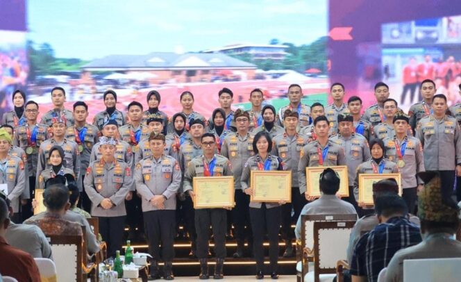 
 Kapolri Apresiasi 45 Atlet Berprestasi di Ajang WPFG