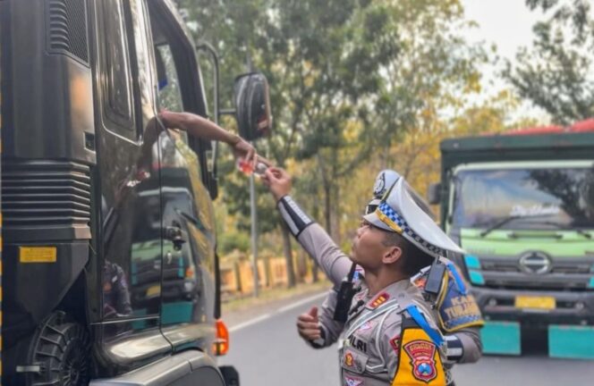 
 Polantas Berbagi Nasi Kotak untuk Pengendara Terjebak Macet di Hutan Baluran, Sopir Truk : Polisi Situbondo Luar Biasa