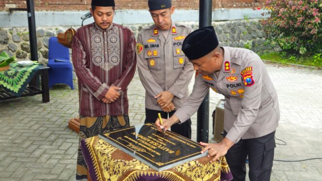 
 Penandatanganan Prasasti Tandon Air Musholla Baiturrahman, Kapolres Mojokerto Apresiasi Kapolsek dan Anggota