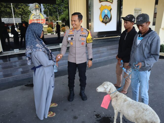 
 Polres Bondowoso Amankan Tersangka Curwan, Barang Bukti Kambing Diserahkan Kembali ke Pemilik