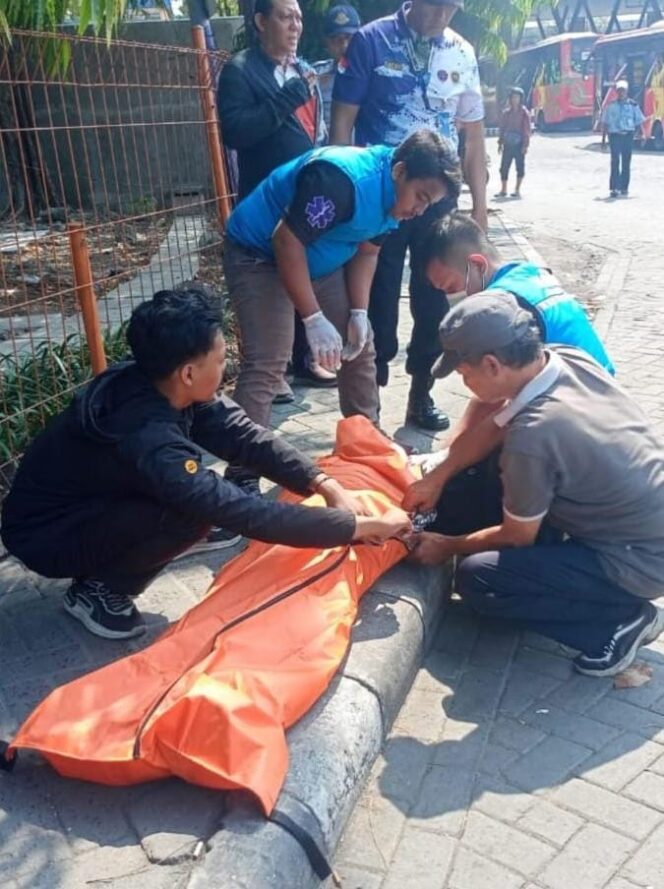 
 Polsek Waru Gerak Cepat Olah TKP Orang Meninggal di Terminal Bungurasih