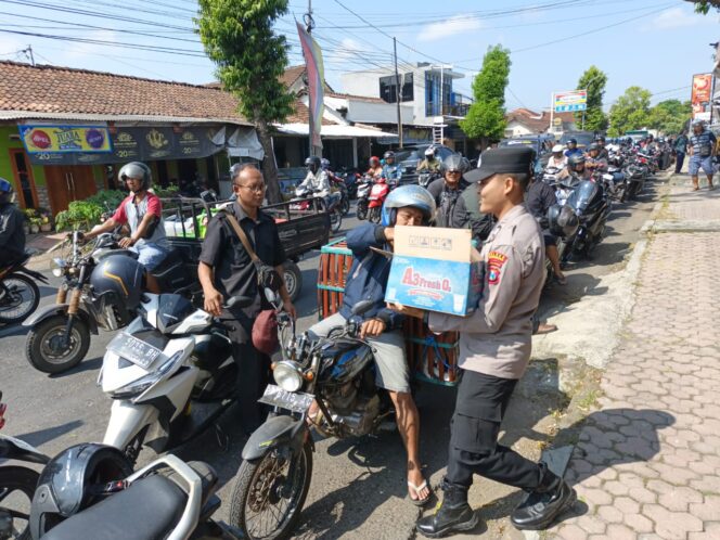 
 Polisi Peduli : Polres Bondowoso Berbagi Air Minum kepada Warga yang Antri di SPBU