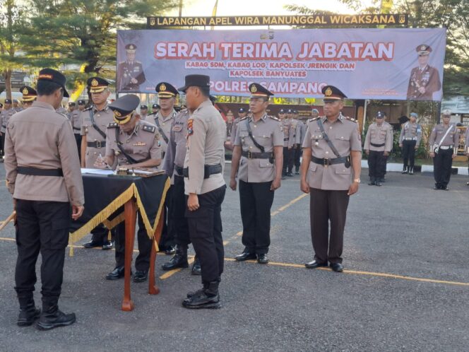 
 Kapolres Sampang Pimpin Sertijab Kabag SDM, Kabag Log, Kapolsek Jrengik Dan Kapolsek Banyuates