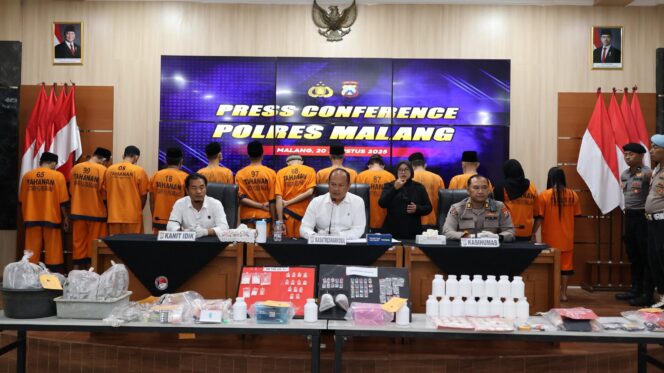 
 Polres Malang Bekuk 13 Pengedar Narkoba, Barang Bukti Hampir Rp300 Juta Disita