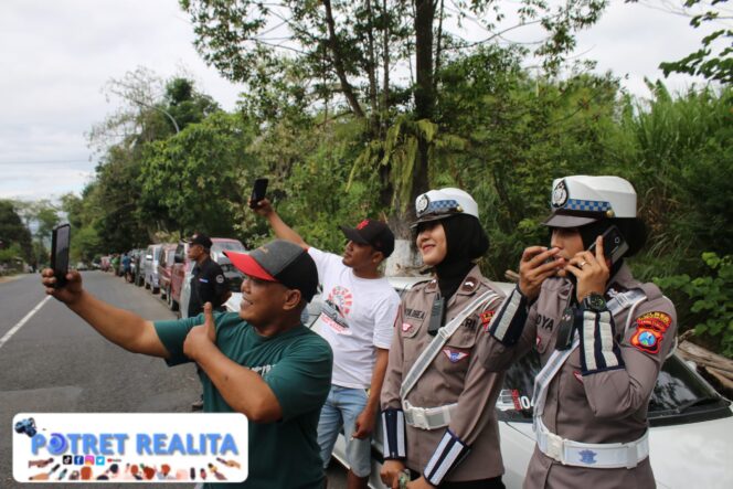 
 Polwan Polres Bondowoso Berbagi Minuman, Suasana Antrian BBM di SPBU Jadi Segar
