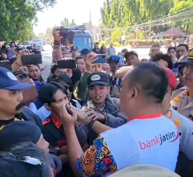 
 Diduga Dianiaya, dan Dpersekusi Wartawan Situbondo Dilarikan ke Rumah Sakit Setelah Bersitegang Dengan Bupati Pada Saat Meliput Unras