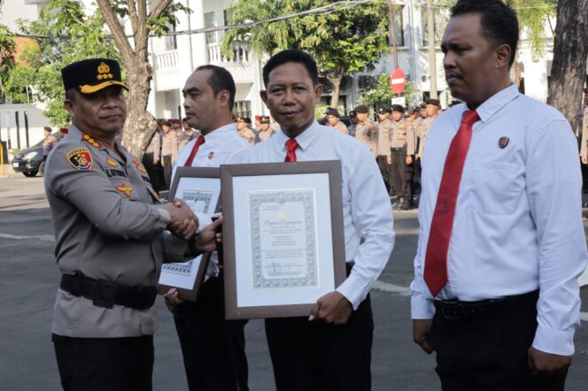 
 Kapolrestabes Surabaya Memberikan Penghargaan Tim Ungkap Curanmor yang Tewaskan Gadis Remaja