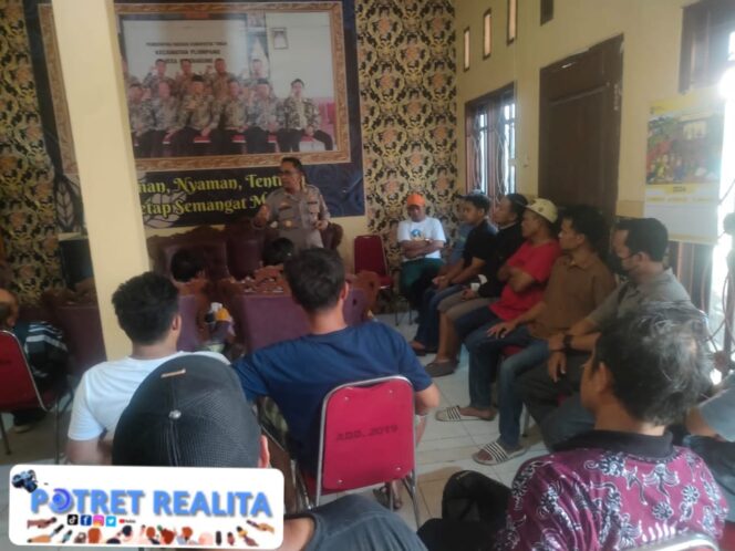 
 Polisi Tenangkan Warga Kepohagung, Kantor Desa di Tuban Tak Jadi Disegel