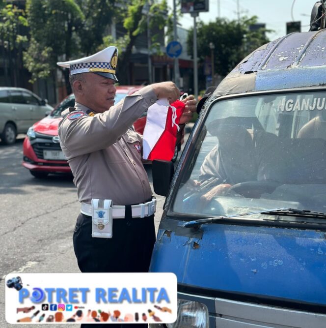 
 Semarak Jelang Hari Kemerdekaan RI ke -80, Polisi Berbagi Bendera Merah Putih di Nganjuk