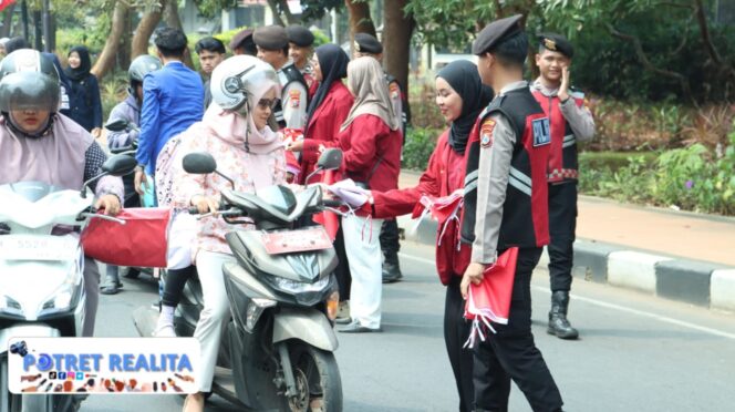 
 Dorong Semangat Nasionalisme, Kapolres Bangkalan Bagi – bagi Bendera Merah Putih