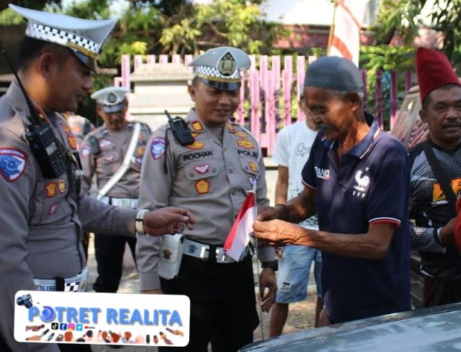 
 Polisi Gelorakan Semangat Nasionalisme Ratusan Bendera Merah Putih Dibagikan untuk Pengemudi di Bondowoso