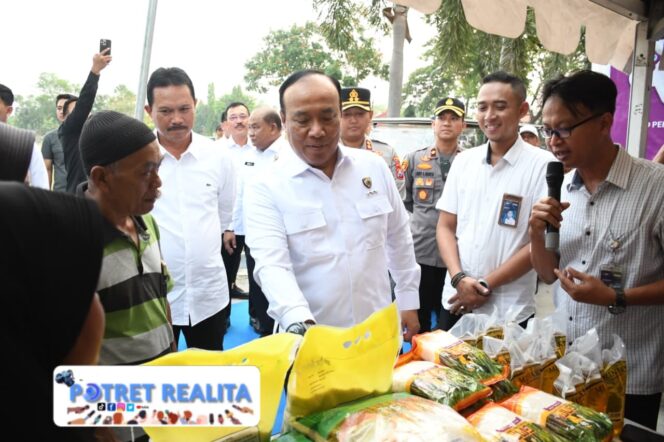 
 Polri Distribusikan 6 Ton Beras Menggelar Gerakan Pasar Murah di Madiun, Sinergi dengan Bulog Tekan Inflasi