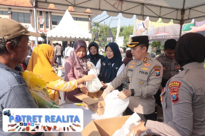 
 Gerakan Pangan Murah Polres Bojonegoro Disambut Antusias Warga 30 Ton Beras Habis Terjual