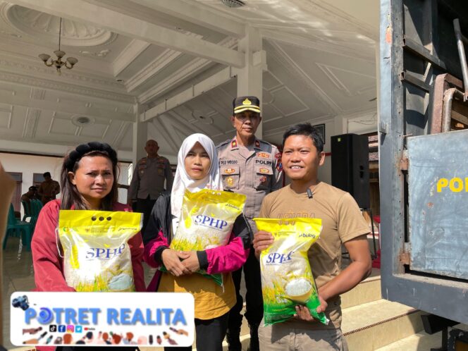 
 Gelar Bazar, Polres Blitar Dukung Gerakan Pangan Murah, Salurkan Beras SPHP untuk Masyarakat