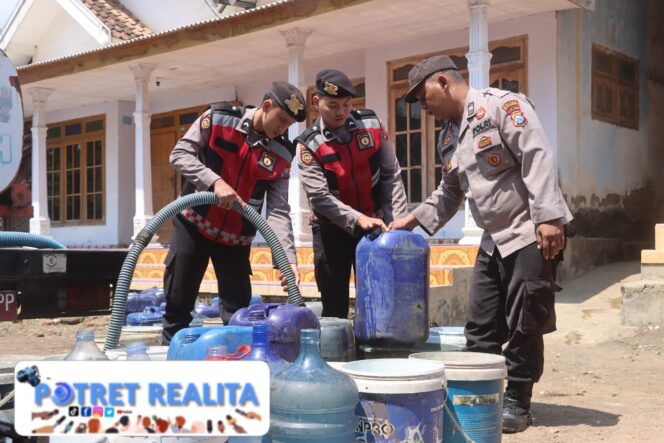 
 Polsi Peduli : Polres Probolinggo Gandeng BPBD Distribusikan Air Bersih untuk Warga Tiris