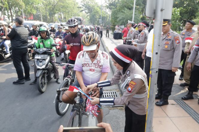 
 Semarak Merah Putih di Surabaya: 3.600 Bendera dan 83 Helm Dibagikan Kapolrestabes Sambut HUT RI ke-80