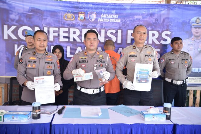 
 Satlantas Polres Gresik Tangkap Pelaku Tabrak Lari Maut di Menganti, Tewaskan Seorang Remaja