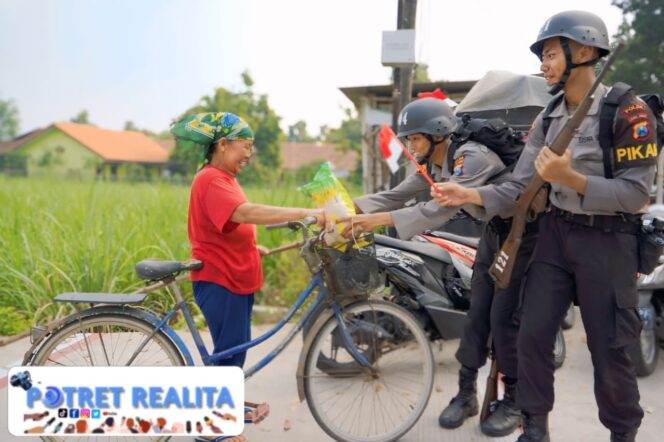 
 Tanamkan Nasionalisme 247 Siswa SPN Polda Jatim Gelar Ekspedisi Darat, Bagikan 800 Bendera dan Bansos