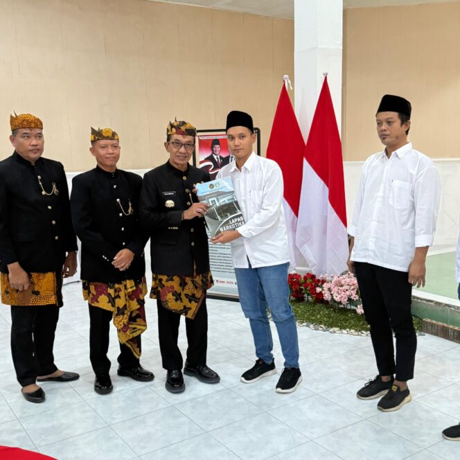 
 Warga Binaan Lapas Narkotika Pamekasan Terima Remisi Umum dan Remisi Dasawarsa pada HUT RI ke-80