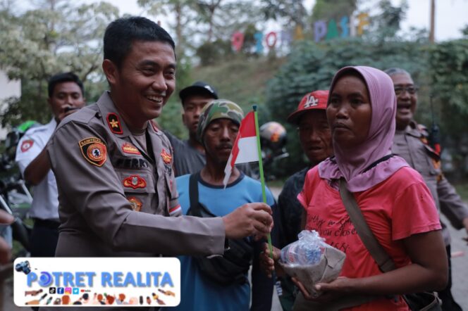 
 Polres Jember Tebar Kebaikan di Hari Kemerdekaan, Berbagi Makanan Bergizi Gratis Untuk Kaum Rentan