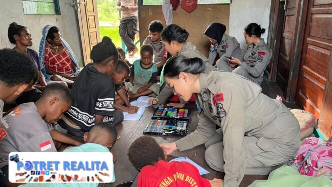 
 Polri Tanamkan Semangat Belajar kepada Anak-Anak di Kampung Yunad Melalui Pendekatan Humanis