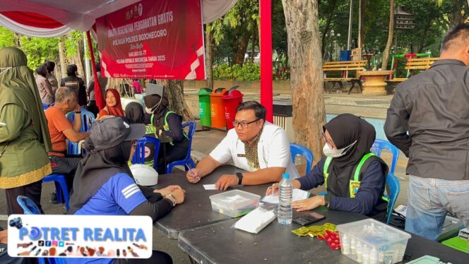 
 Polwan Polres Bojonegoro Gelar Bakti Kesehatan di CFD, Warga Antusias Serbu Layanan Gratis