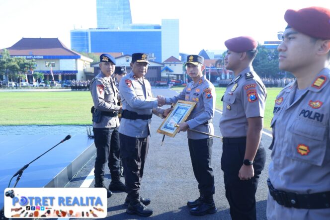 
 Kapolda Jatim Beri Penghargaan 73 Personel Berprestasi 4 Diantaranya Terima KPLB