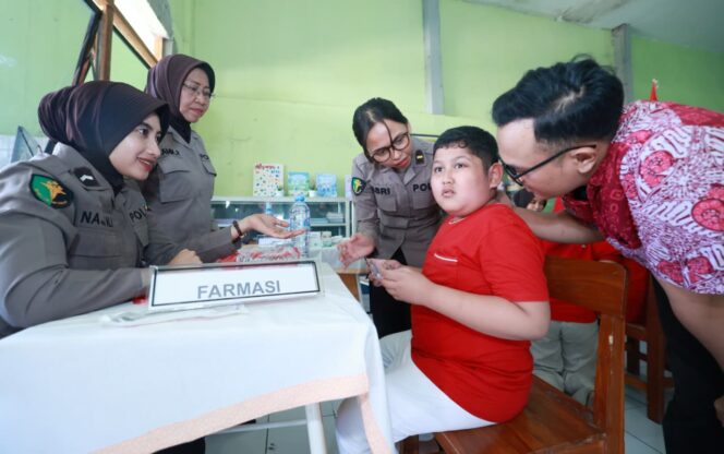 
 Sambut Hari Jadi ke -77 Polwan Polda Jatim Gelar Bakti Kesehatan di Yayasan Pendidikan Autis Mutiara Hati