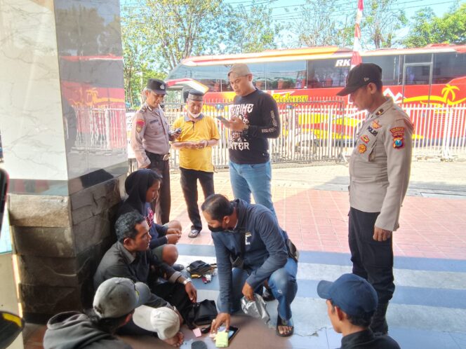 
 Polsek Waru Gelar Razia Penertiban Calo di Terminal Purabaya