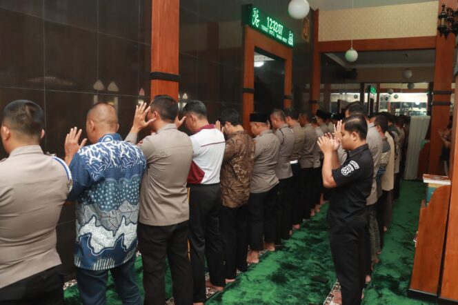 
 Polres Blitar Gelar Sholat Gaib untuk Almarhum Driver Ojol Affan Kurniawan
